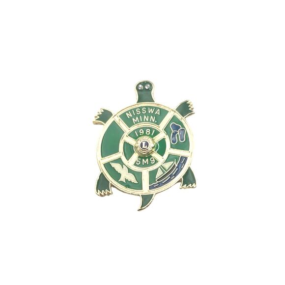 Vintage 1981 Nisswa MN Lions Club Pin 5M9 Green Turtle Shaped Enamel Lapel Badge - Picture 1 of 4